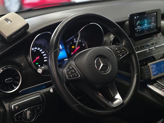 Mercedes-Benz V250 7 of 12