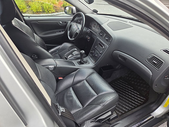Volvo V70 2 of 15