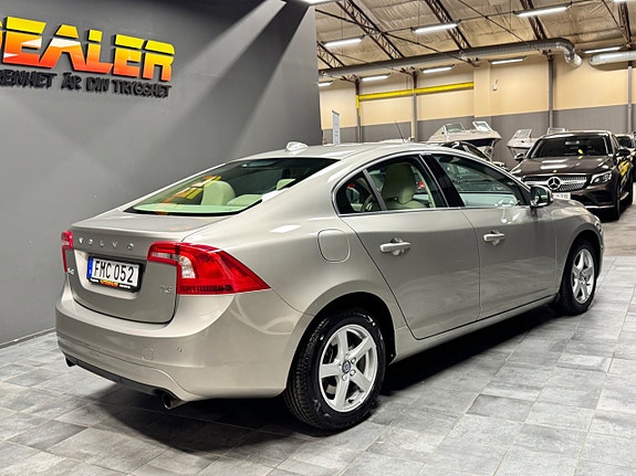 Volvo S60 2 of 12