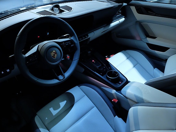 Porsche 911 Carrera 4 GTS 12 of 14