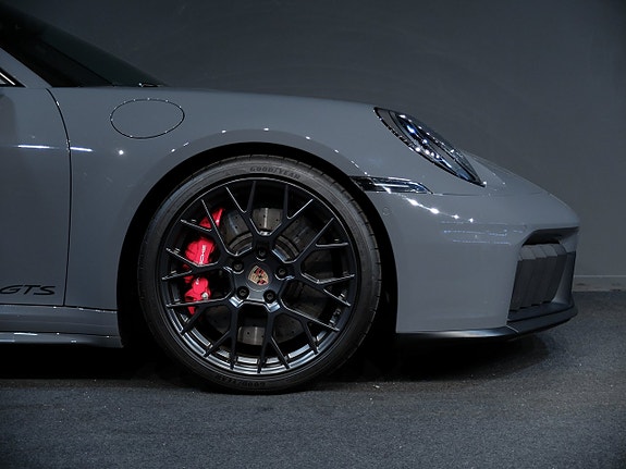 Porsche 911 Carrera 4 GTS 4 of 12