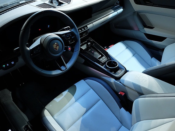 Porsche 911 Carrera 4 GTS 10 of 12
