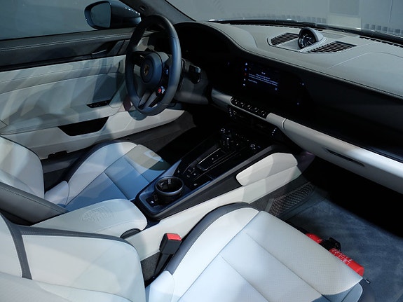 Porsche 911 Carrera 4 GTS 6 of 12