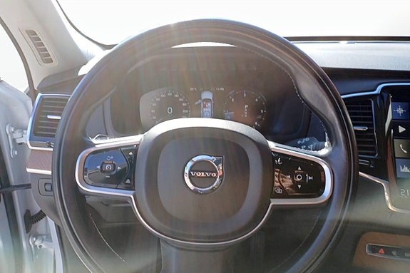 Volvo XC90 7 of 9