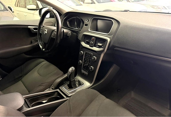 Volvo V40 8 of 26