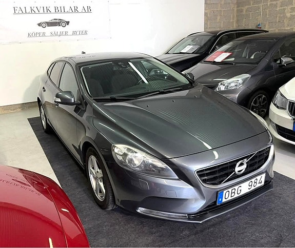 Volvo V40 2 of 26