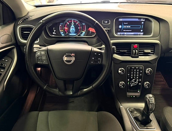 Volvo V40 11 of 26