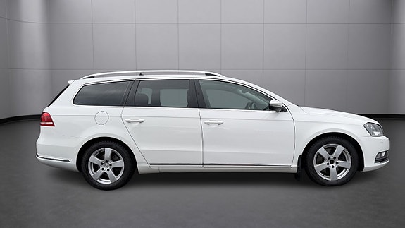 Volkswagen Passat 2 of 19