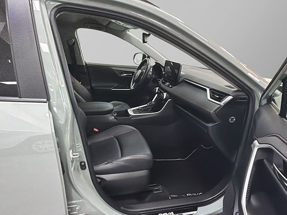 Toyota RAV4 8 of 29