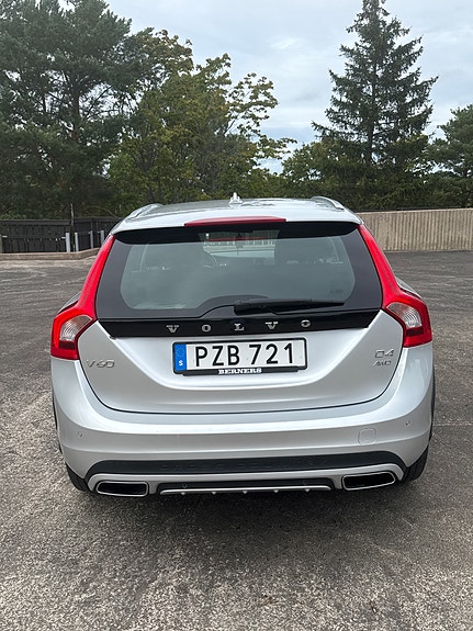 Volvo V60 Cross Country 2 of 7