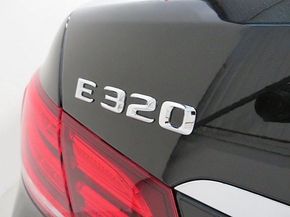 Mercedes-Benz E320 7 of 15