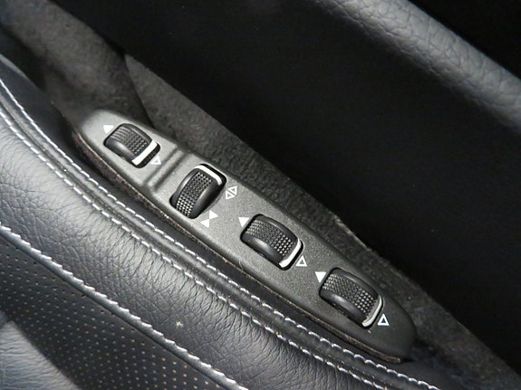 Mercedes-Benz E320 14 of 15