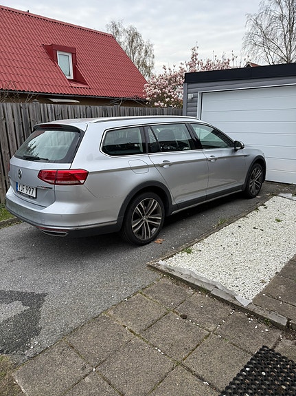 Volkswagen Passat Alltrack 2 of 5