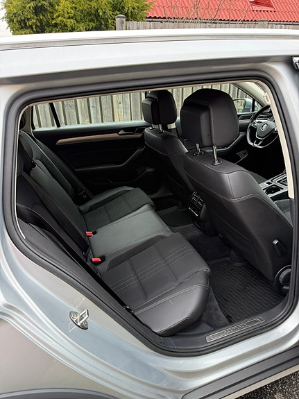 Volkswagen Passat Alltrack 3 of 5