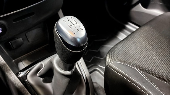 Renault Clio 19 of 23
