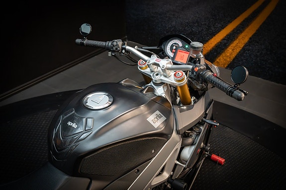 Aprilia Tuono V4 R 1000 11 of 24