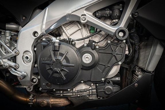 Aprilia Tuono V4 R 1000 18 of 24
