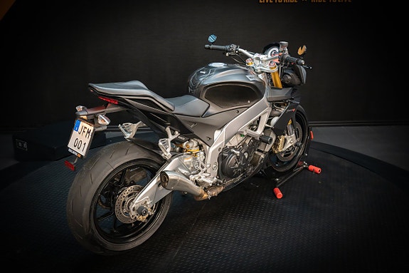 Aprilia Tuono V4 R 1000 3 of 24