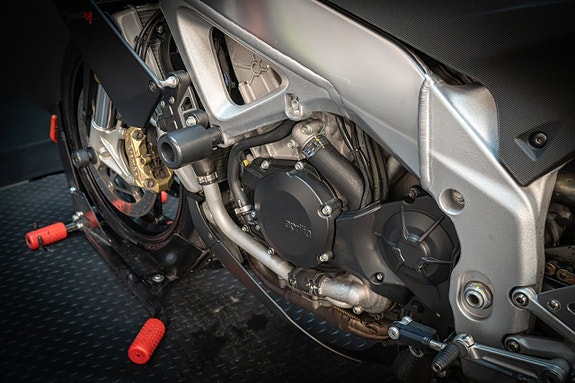 Aprilia Tuono V4 R 1000 22 of 24