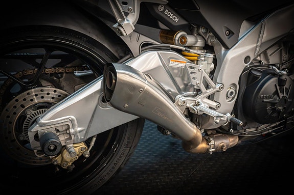 Aprilia Tuono V4 R 1000 19 of 24