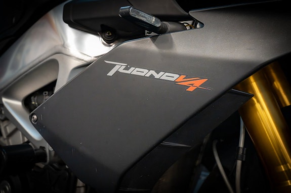 Aprilia Tuono V4 R 1000 21 of 24