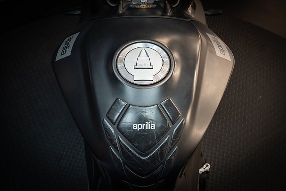 Aprilia Tuono V4 R 1000 17 of 24