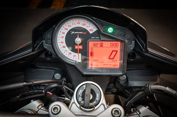 Aprilia Tuono V4 R 1000 15 of 24