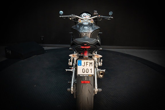 Aprilia Tuono V4 R 1000 4 of 24