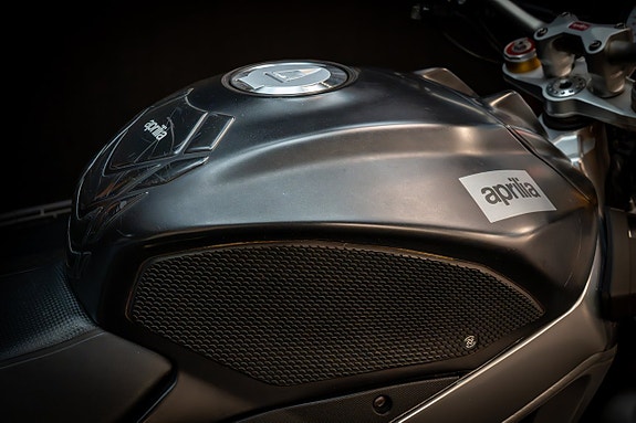 Aprilia Tuono V4 R 1000 12 of 24