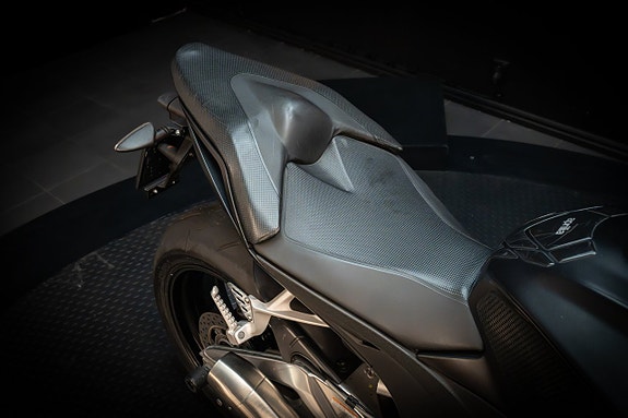 Aprilia Tuono V4 R 1000 14 of 24