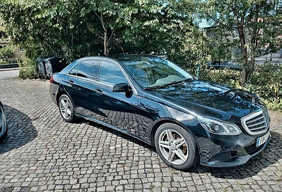 Mercedes-Benz E220 2 of 8