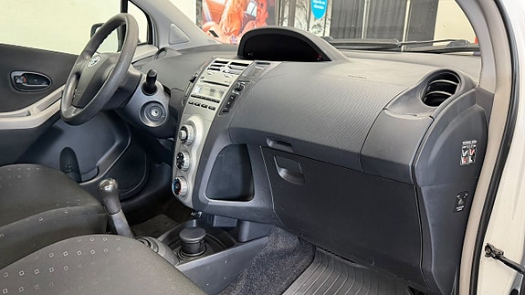 Toyota Yaris 12 of 14