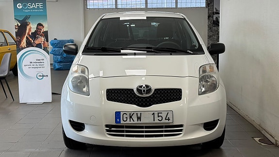 Toyota Yaris 2 of 14