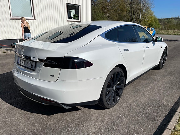 Tesla Model S 2 of 10