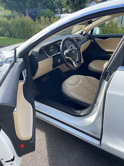 Tesla Model S 4 of 10