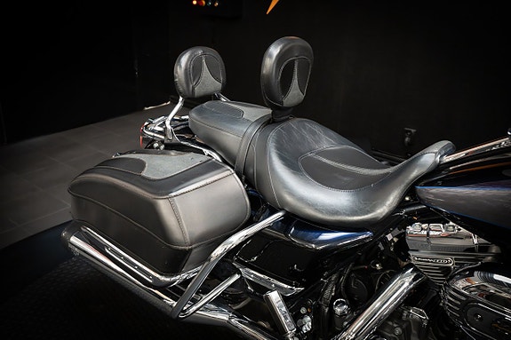 Harley-Davidson Road King CVO 110 cui FLHRSE4 11 of 18