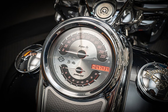 Harley-Davidson Road King CVO 110 cui FLHRSE4 13 of 18