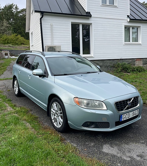 Volvo V70 2 of 5