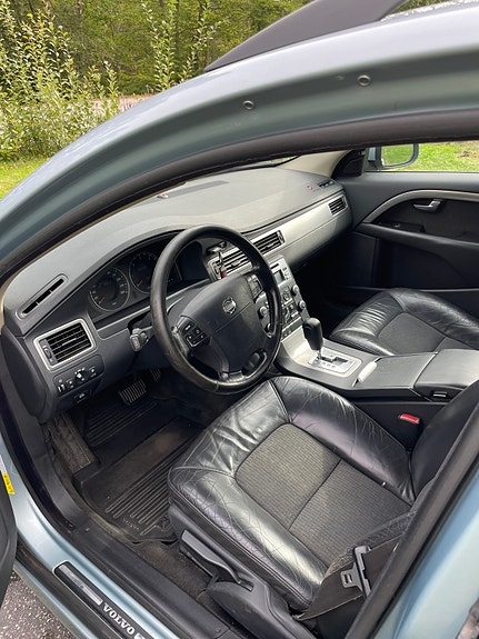 Volvo V70 4 of 5