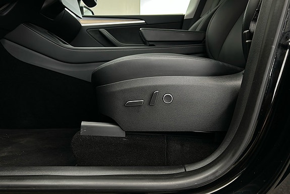 Tesla Model Y 19 of 28