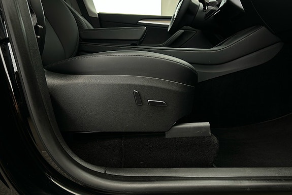 Tesla Model Y 20 of 28
