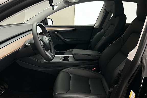 Tesla Model Y 9 of 28