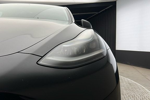 Tesla Model Y 10 of 28