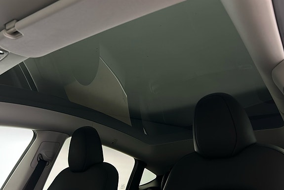 Tesla Model Y 17 of 28