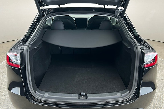 Tesla Model Y 13 of 28