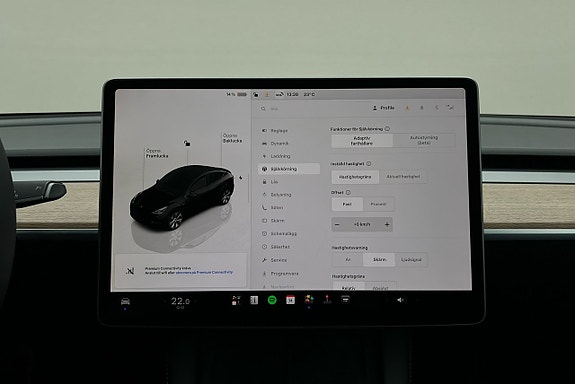 Tesla Model Y 25 of 28
