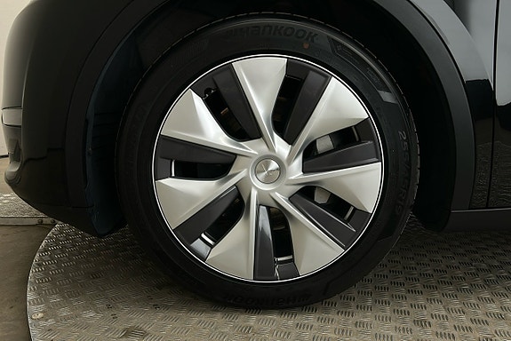 Tesla Model Y 11 of 28