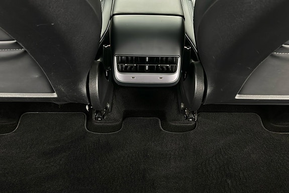 Tesla Model Y 24 of 28