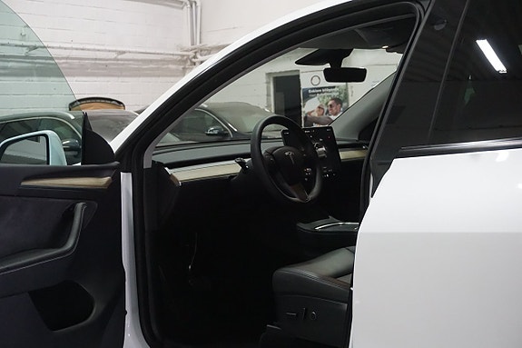 Tesla Model Y 11 of 30