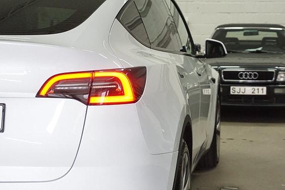 Tesla Model Y 10 of 30